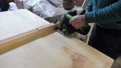 Cutting the board with the circular saw & rail