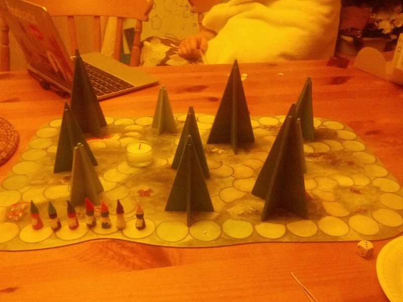 A full view of the Waldschattenspiel game board, with wooden trees and colourful Dwarves lined up.